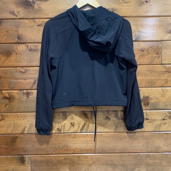 Lululemon Black Mesh Catch a Breeze Pullover - Picture 5 of 8